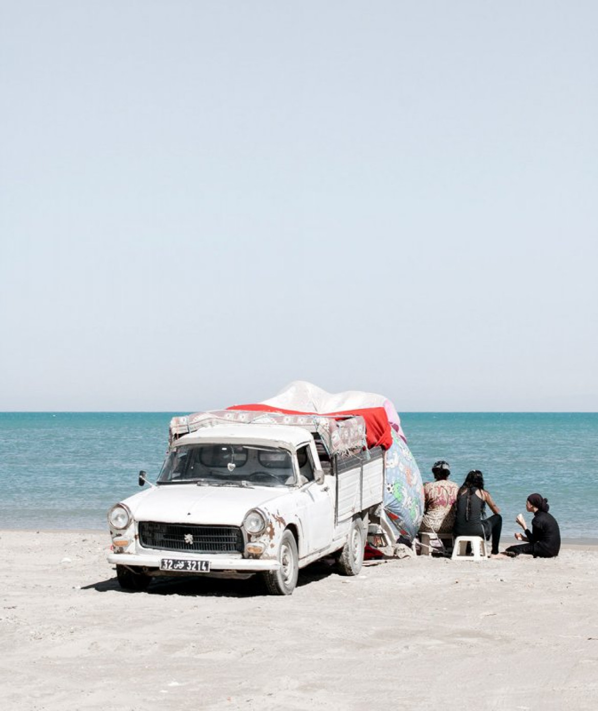 fot. Yoan Cimier, z cyklu "Nomad's Land"

Seria ukazuje ręcznie budowane schronienia i oraz namioty wznoszone przez ludność na wybrzeżu Tunezji. Skojarzenia z nomadycznymi ludami afryki nadawać mają całości poetyckiego charakteru.