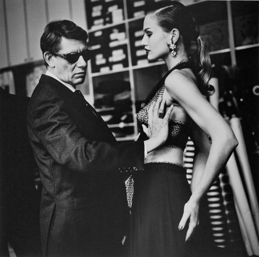 fot. Helmut Newton, Yves Saint Lauren w swoim atelier, Paryż, 1991