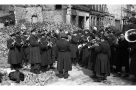 Orkiestra grająca na odgruzowywanej ulicy, 1947, fot. Adam Feliks Czelny