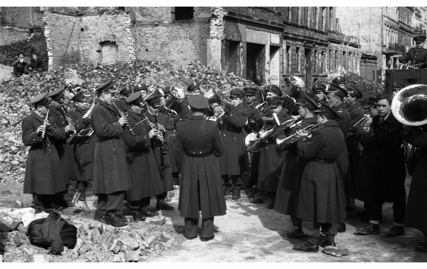 Orkiestra grająca na odgruzowywanej ulicy, 1947, fot. Adam Feliks Czelny