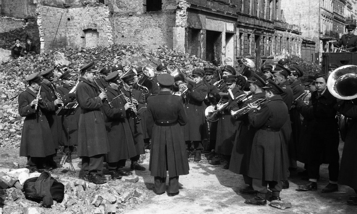 Orkiestra grająca na odgruzowywanej ulicy, 1947, fot. Adam Feliks Czelny