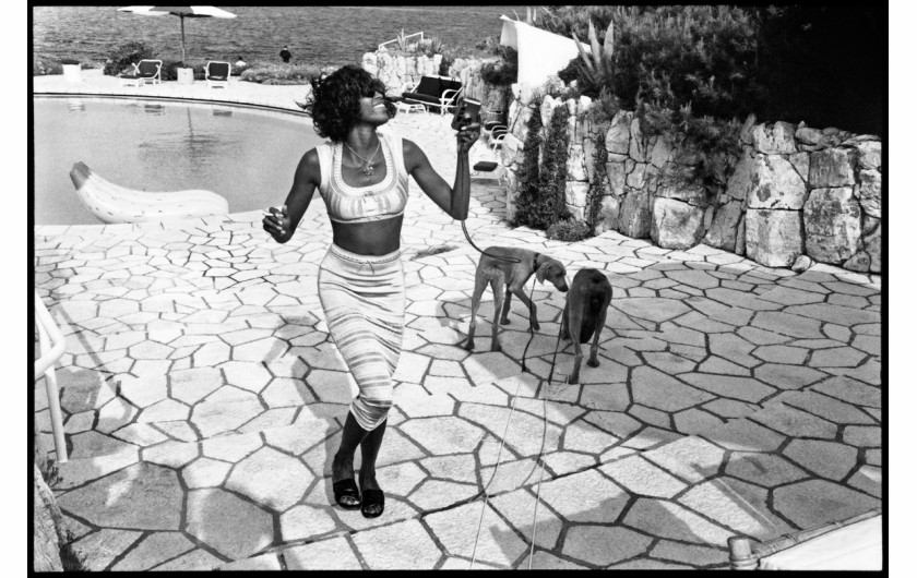 fot. Jean Pigozzi, Naomi Campbell ze swoimi psami Mickiem i Bono, Antibes, 1993