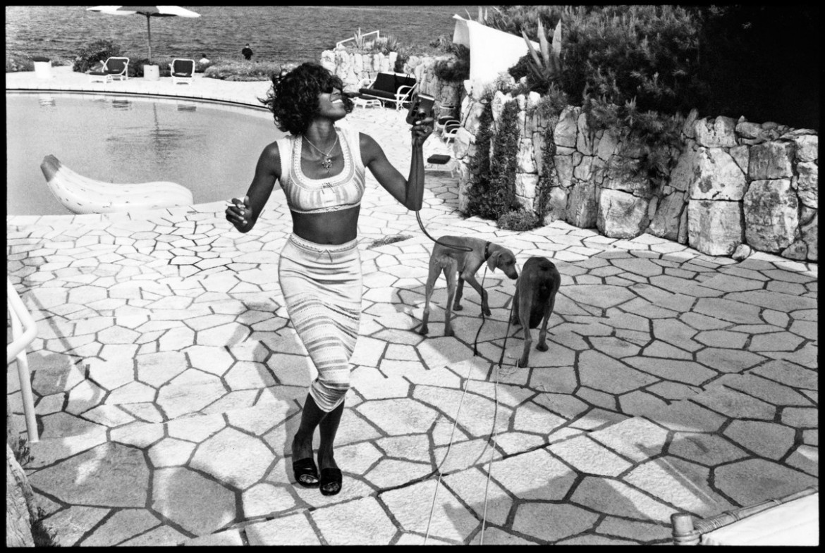 fot. Jean Pigozzi, Naomi Campbell ze swoimi psami Mickiem i Bono, Antibes, 1993