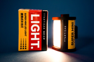 TTArtisan Super Mini LED - miniaturowa lampka w kształcie rolki filmu