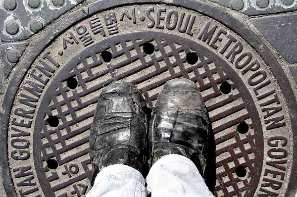 fot. Andrzej Dudek-Dürer "Sztuka butów w Seulu" ; performance w 35 rocznice sztuki butów, Seoul-  2004, Korea Południowa 