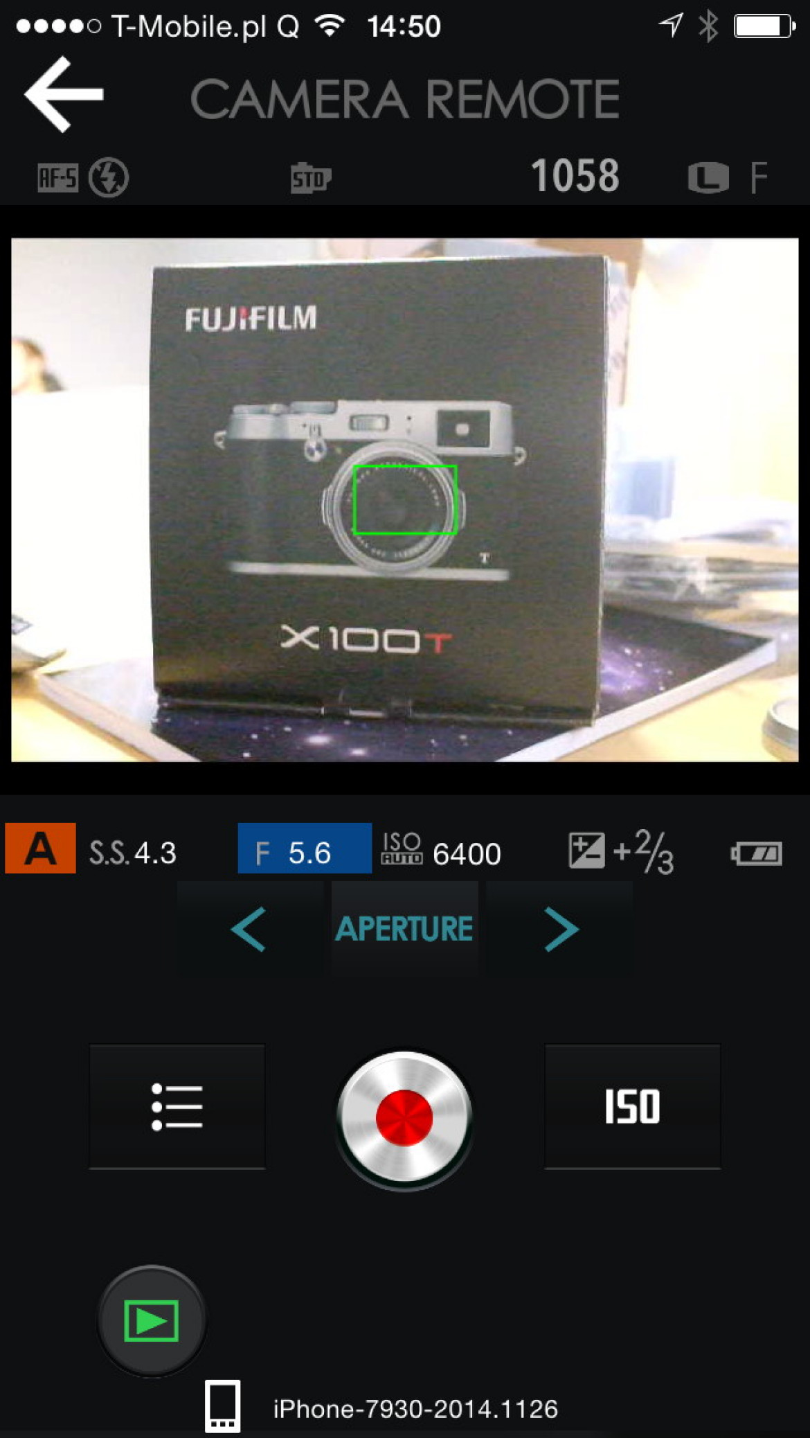Fujifilm X100T połączony ze smartfonem za pomocą Wi-Fi