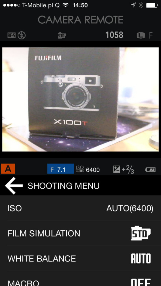 Fujifilm X100T połączony ze smartfonem za pomocą Wi-Fi