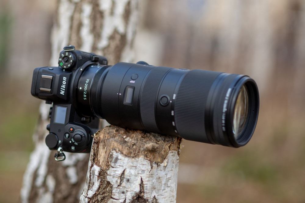 Nikon Nikkor Z 70-200 mm f/2.8 VR S ma wbudowany wyświetlacz i przyciski funkcyjne
