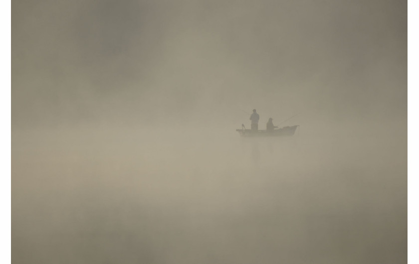 Wyróżnienie w kat. Najlepsza fotografia – Mariusz Machnik za zdjęcie z cyklu „Paprocany we mgle”
