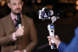 Zhiyun Crane M3 - kompaktowy gimbal z opcjonalnym mikrofonem i oświetleniem LED