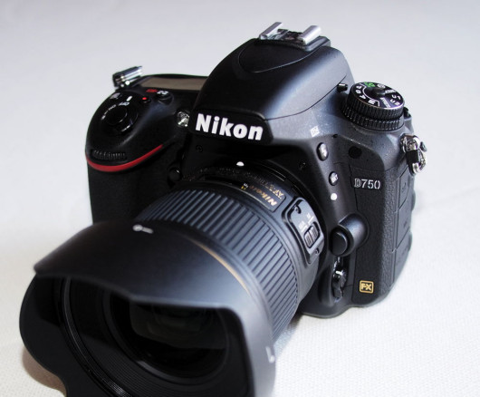 Nikon D750 z obiektywem 20 mm f/1.8
