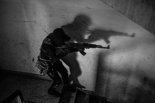 

fot. Abdulmonam Eassa / Le Monde, Sudan’s War: A Nation Trapped / Zwycięzca w kategorii Reportaż, region Afryka / World Press Photo 2026




Po rewolucji z 2019 roku, która obaliła trwającą od dekad dyktaturę, nadzieje Sudanu na demokrację zostały przekreślone przez wojskowy zamach stanu w 2021 roku. Dwa lata później armia i siły paramilitarne zwróciły się przeciwko sobie, rozpoczynając wojnę, która przerodziła się w jeden z najpoważniejszych kryzysów humanitarnych na świecie. W miarę jak głód się nasila, a podstawowe usługi przestają działać, zagraniczne mocarstwa wciąż podsycają konflikt, dostarczając broń. Ponad 13 milionów ludzi zostało zmuszonych do opuszczenia swoich domów, a co najmniej 150 tysięcy straciło życie. ONZ podaje, że w 2025 roku liczba zabójstw cywilów była ponad dwukrotnie wyższa niż rok wcześniej.