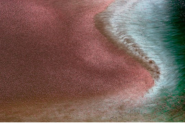 Fot. Paul McKenzie, "Realm of the Flamingo", 1. miejsce w kat. Series / Drone Photo Awards 2024<br></br><br></br>Flamingi małe rozwijają się w jednych z najtrudniejszych środowisk na Ziemi, charakteryzujących się wysokimi temperaturami powietrza i żrącymi wodami. Warunki te są idealne do produkcji podstawowego źródła pożywienia - cyjanobakterii, które flamingi zbierają za pomocą swoich unikalnych dziobów. W środowiskach jezior brakuje również prawie wszystkich potencjalnych drapieżników, co pokazuje triumf ich ewolucyjnej adaptacji. Widziane z góry, jeziora sodowe oferują hipnotyzującą i ciągle zmieniającą się mieszankę kolorów i wzorów, zapewniając idealne fotograficzne uzupełnienie flamingów.