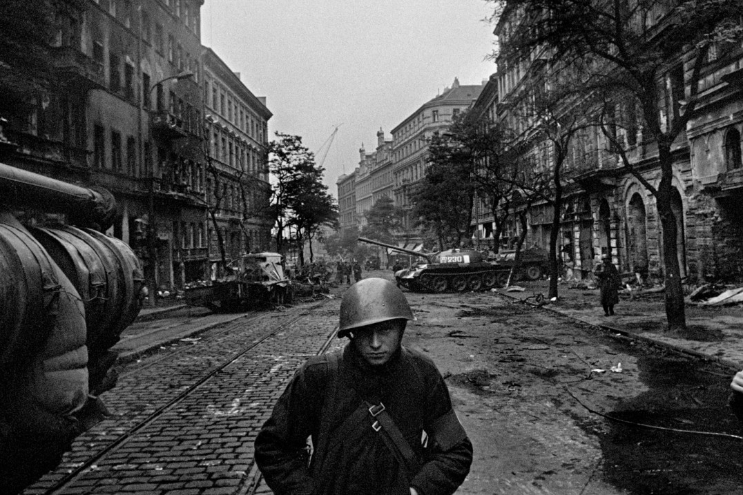 Josef Koudelka: Invasion Prague 68 - dokumentalny klasyk wraca na półki 
