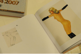 wnętrze albumu "The Complete Works: The Pirelli Calendar 1964-2007"