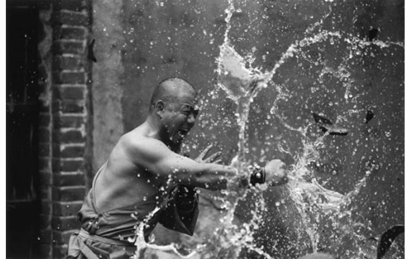 Tomasz Gudzowaty & Robert Bogusławski, TGP/Focus, fotografia pochodzi z reportażu o klasztorze Shaolin, uhonorowanego II nagrodą World Press Photo 2003 w kategorii Sport - stories