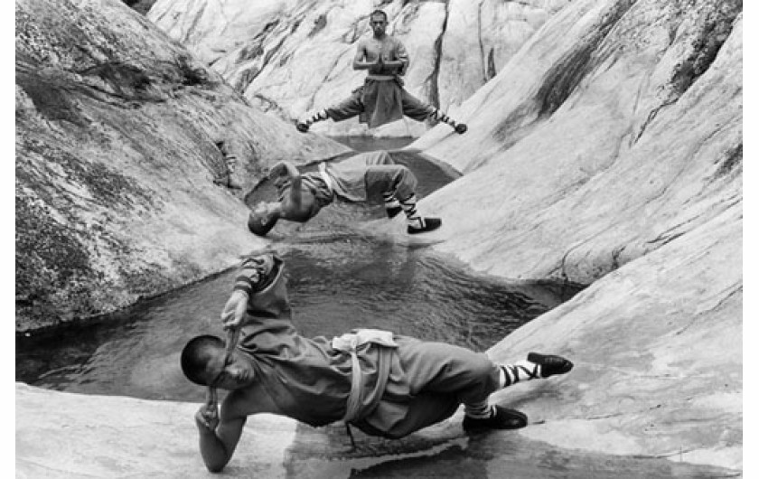 Tomasz Gudzowaty & Robert Bogusławski, TGP/Focus, fotografia pochodzi z reportażu o klasztorze Shaolin, uhonorowanego II nagrodą World Press Photo 2003 w kategorii Sport - stories