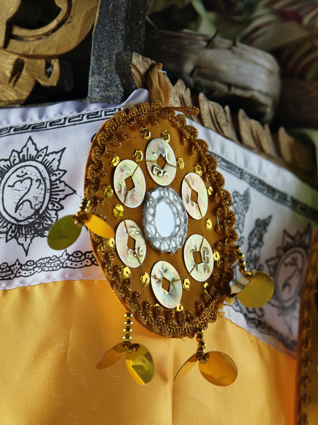 1/100 s, f/2.1, ISO 400, 16.5 mm