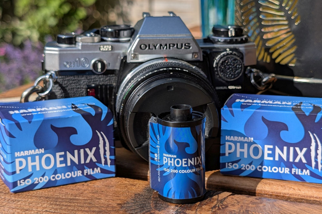 Harman wprowadza na rynek kolorowy film Phoenix II w formacie 35 i 120 mm