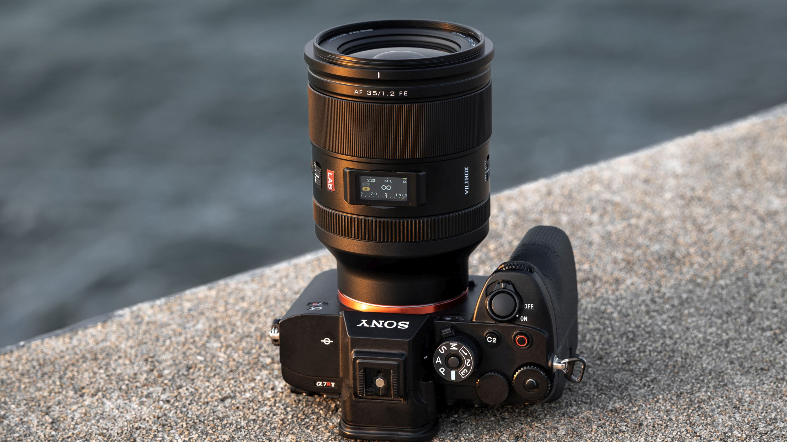 Viltrox AF 35 mm f/1.2 LAB do Sony FE - profesjonalne parametry w