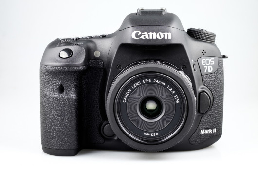 Canon 24 mm f/2.8 EF-S STM z aparatem Canon EOS 7D Mark II