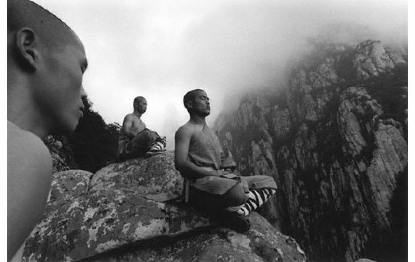 Tomasz Gudzowaty & Robert Bogusławski, TGP/Focus, fotografia pochodzi z reportażu o klasztorze Shaolin, uhonorowanego II nagrodą World Press Photo 2003 w kategorii Sport - stories