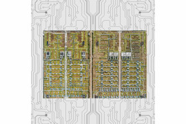 Fot. Zhang Xiangsheng, "Assemble the city", 2. miejsce w kat. Series / Drone Photo Awards 2024<br></br><br></br>Podczas sesji zdjęć lotniczych fotograf natknął się na budynki, które uderzająco przypominały komponenty komputerowe. Zaintrygowany tą obserwacją, zaczął zauważać więcej struktur architektonicznych, które przypominały części komputerowe. Odizolowując te budynki od otoczenia, dokładnie zbadał ich strukturę i funkcję. Dla niego struktury te symbolizują krajobraz miejski jako ogromną maszynę, misternie połączoną z ludźmi odgrywającymi główną rolę w jej wewnętrznym działaniu. Poprzez tę eksplorację starał się zrozumieć mechanizmy operacyjne miasta.