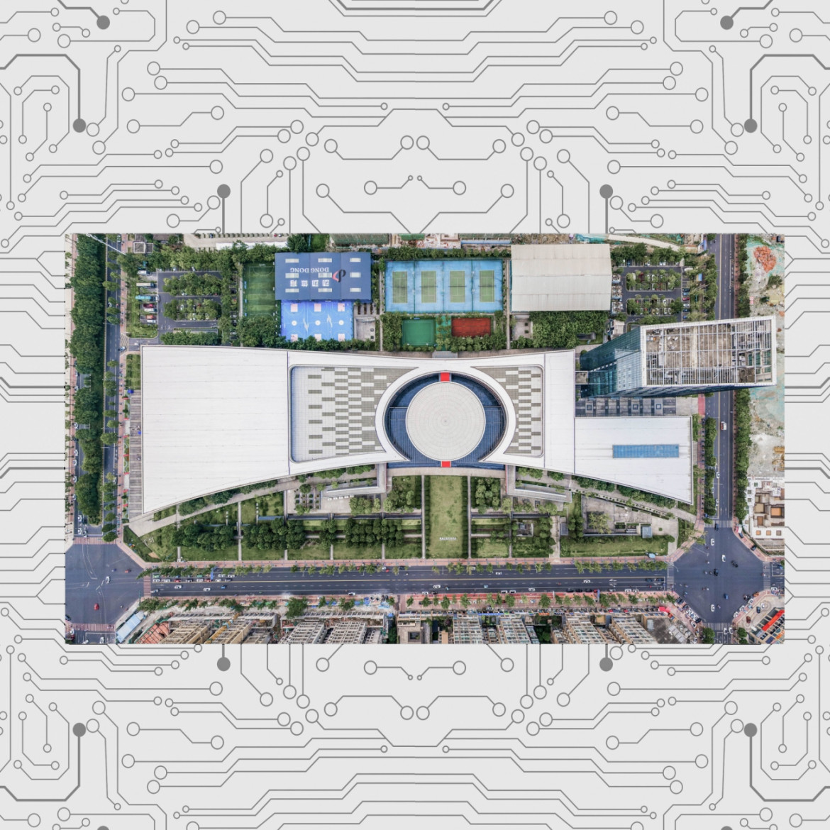 Fot. Zhang Xiangsheng, "Assemble the city", 2. miejsce w kat. Series / Drone Photo Awards 2024<br></br><br></br>Podczas sesji zdjęć lotniczych fotograf natknął się na budynki, które uderzająco przypominały komponenty komputerowe. Zaintrygowany tą obserwacją, zaczął zauważać więcej struktur architektonicznych, które przypominały części komputerowe. Odizolowując te budynki od otoczenia, dokładnie zbadał ich strukturę i funkcję. Dla niego struktury te symbolizują krajobraz miejski jako ogromną maszynę, misternie połączoną z ludźmi odgrywającymi główną rolę w jej wewnętrznym działaniu. Poprzez tę eksplorację starał się zrozumieć mechanizmy operacyjne miasta.