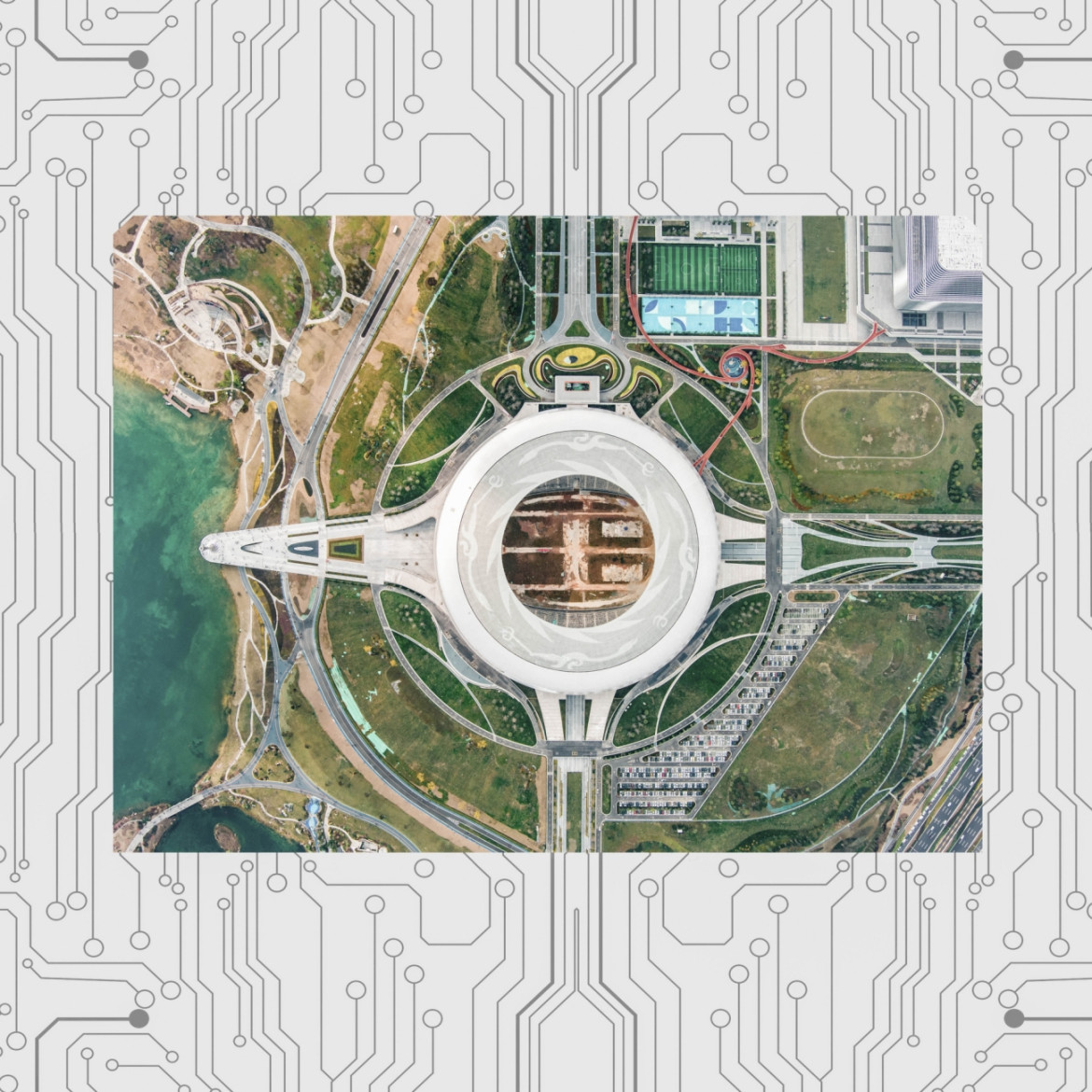 Fot. Zhang Xiangsheng, "Assemble the city", 2. miejsce w kat. Series / Drone Photo Awards 2024<br></br><br></br>Podczas sesji zdjęć lotniczych fotograf natknął się na budynki, które uderzająco przypominały komponenty komputerowe. Zaintrygowany tą obserwacją, zaczął zauważać więcej struktur architektonicznych, które przypominały części komputerowe. Odizolowując te budynki od otoczenia, dokładnie zbadał ich strukturę i funkcję. Dla niego struktury te symbolizują krajobraz miejski jako ogromną maszynę, misternie połączoną z ludźmi odgrywającymi główną rolę w jej wewnętrznym działaniu. Poprzez tę eksplorację starał się zrozumieć mechanizmy operacyjne miasta.