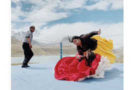 fot. Luisa Dörr, z cyklu "The Flying Cholitas", wyróżnienie w konkursie Zeiss Photography Awards 2020<br></br><br></br>Cykl eksploruje temat wrestlingu kobiet w Boliwii. Kiedyś były na marginesie społeczeństwa, jednak po reformach w latach 60. XX wieku zaczęły stawać się symbolem emancypacji.