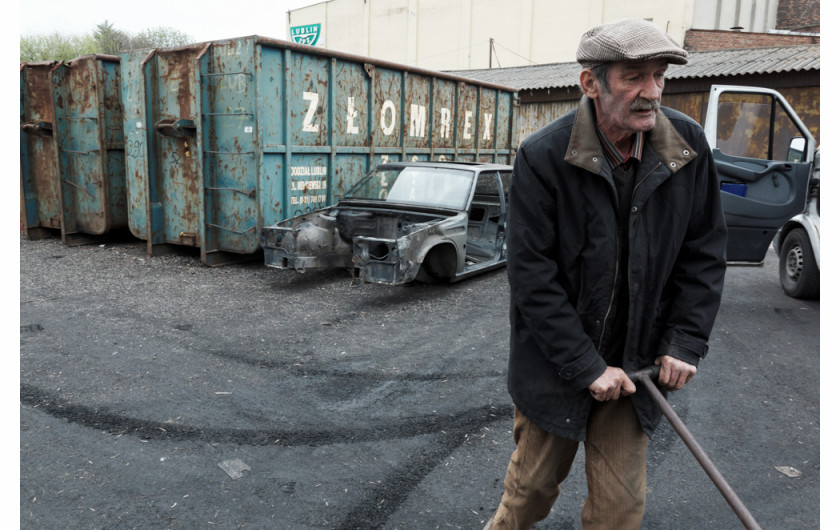 - Eee sąsiedzie... nieźle dojebałeś z tym fajansem. Ze 100 kilo
będzie... 
- Mniej. Z 80...
Waga na skupie pokazała 76. Janek zamienił ciężki piec w
cztery paczki tytoniu i piwko.