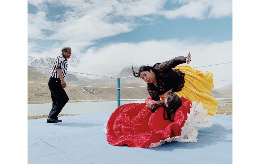 fot. Luisa Dörr, z cyklu The Flying Cholitas, wyróżnienie w konkursie Zeiss Photography Awards 2020Cykl eksploruje temat wrestlingu kobiet w Boliwii. Kiedyś były na marginesie społeczeństwa, jednak po reformach w latach 60. XX wieku zaczęły stawać się symbolem emancypacji.