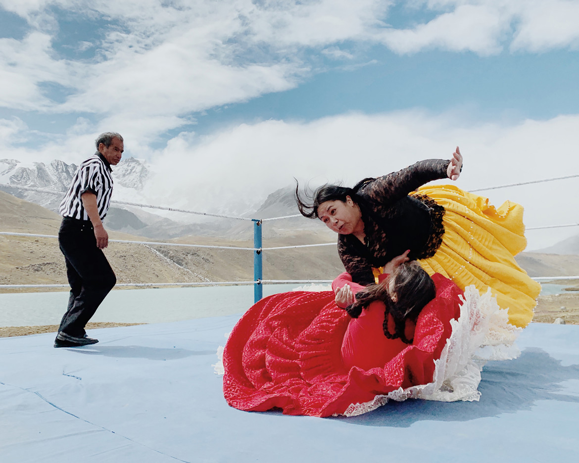 fot. Luisa Dörr, z cyklu "The Flying Cholitas", wyróżnienie w konkursie Zeiss Photography Awards 2020<br></br><br></br>Cykl eksploruje temat wrestlingu kobiet w Boliwii. Kiedyś były na marginesie społeczeństwa, jednak po reformach w latach 60. XX wieku zaczęły stawać się symbolem emancypacji.