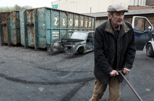 - Eee sąsiedzie... nieźle dojebałeś z tym fajansem. Ze 100 kilo
będzie... 
- Mniej. Z 80...
Waga na skupie pokazała 76. Janek zamienił ciężki piec w
cztery paczki tytoniu i piwko.