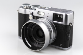 Fujifilm X100T z osłonką obiektywu