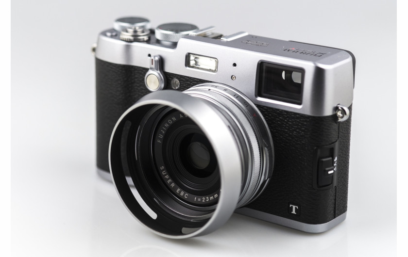 Fujifilm X100T z osłonką obiektywu