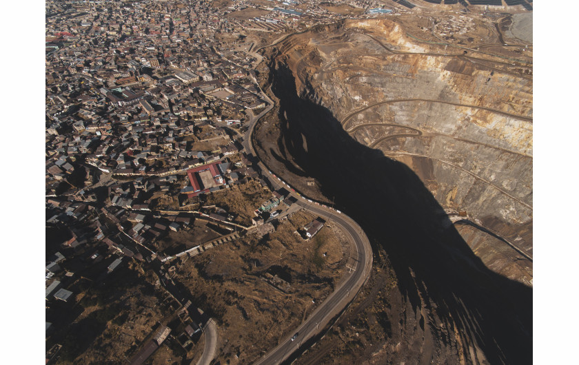 fot. Stefano Sbrulli, z cyklu Tajo, wyróżnienie w konkursie Zeiss Photography Awards 2020Seria skupia się na skażonym krajobrazie i rozczłonkowanych społecznościach żyjących wokół kopalni El Tojo - jednego z głównych źródeł surowców w Peru.