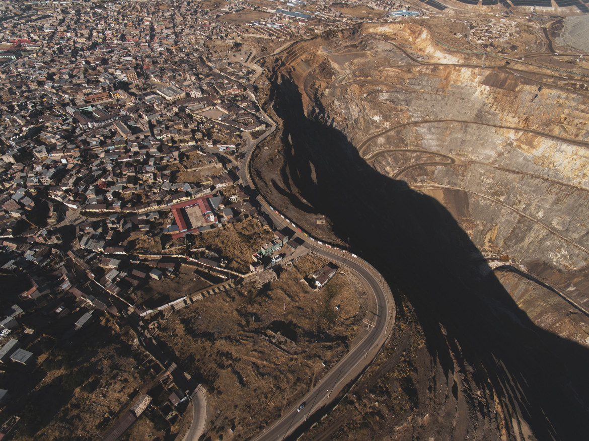 fot. Stefano Sbrulli, z cyklu "Tajo", wyróżnienie w konkursie Zeiss Photography Awards 2020<br></br><br></br>Seria skupia się na skażonym krajobrazie i rozczłonkowanych społecznościach żyjących wokół kopalni El Tojo - jednego z głównych źródeł surowców w Peru.