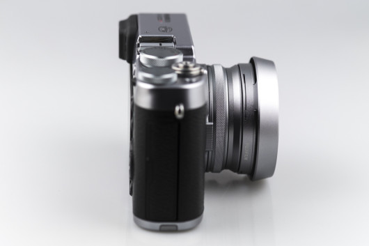 Fujifilm X100T z osłonką obiektywu