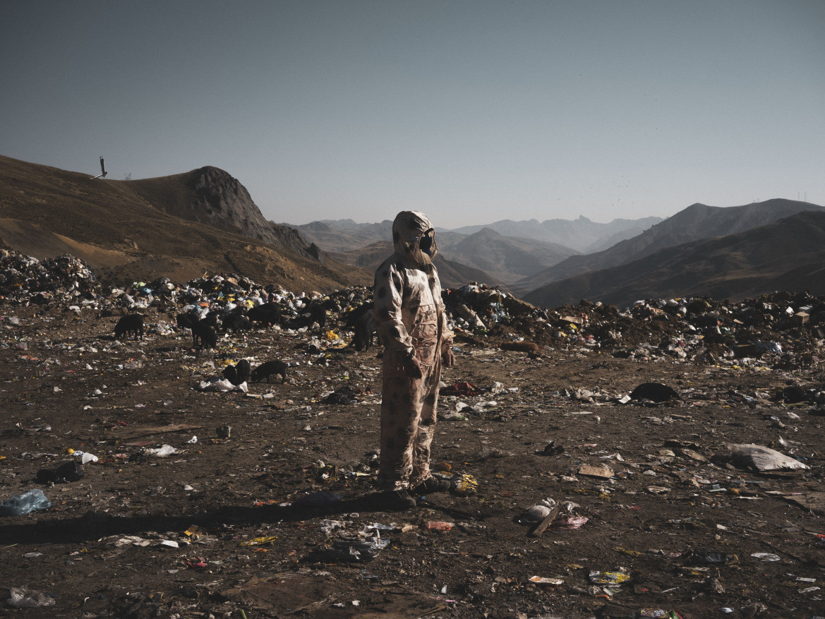 fot. Stefano Sbrulli, z cyklu "Tajo", wyróżnienie w konkursie Zeiss Photography Awards 2020<br></br><br></br>Seria skupia się na skażonym krajobrazie i rozczłonkowanych społecznościach żyjących wokół kopalni El Tojo - jednego z głównych źródeł surowców w Peru.