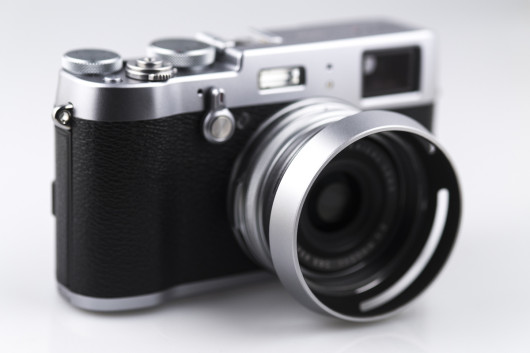 Fujifilm X100T z osłonką obiektywu