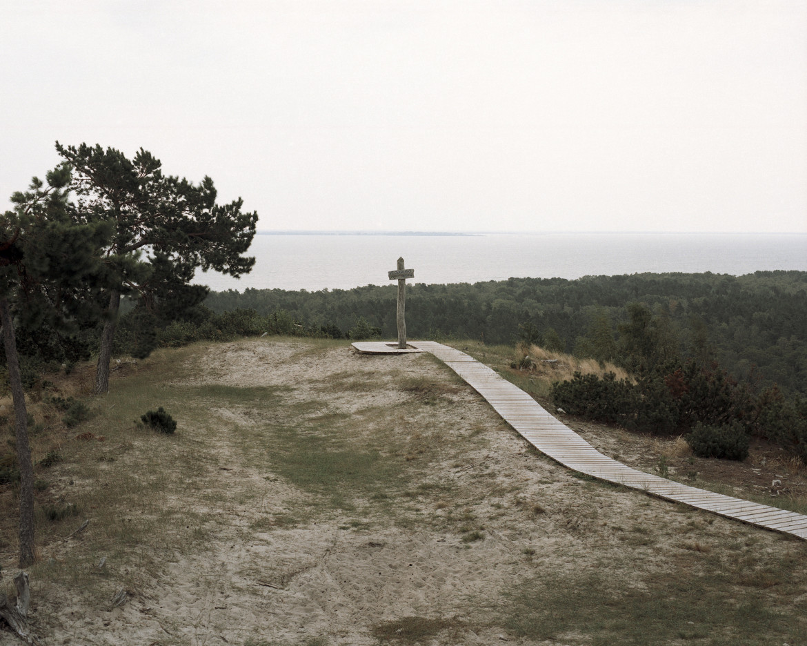 fot. Tadas Kazakevicus, z cyklu "Between Two Shores", wyróżnienie w konkursie Zeiss Photography Awards 2020<br></br><br></br>Seria dokumentuje krajobrazy i mieszkańców Mierzei Kurońskiej.