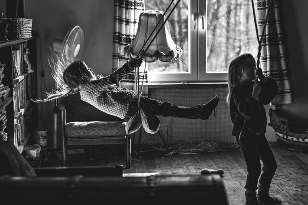Polska fotografia dziecięca kobietami stoi. Grono fotografek z wyróżnieniami w B&W Child 2020