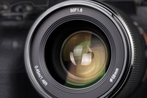 Yongnuo YN 50 mm f/1.8S DF DSM - tani, uszczelniony pełnoklatkowy standard do Sony E