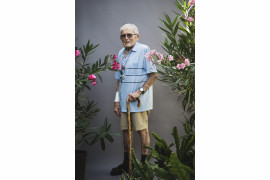 fot. Magdalena Stengel, z cyklu "±100", wyróżnienie w konkursie Zeiss Photography Awards 2020<br></br><br></br>Fotografka eksploruje temat wydłużania się średniej długości życia człowieka w serii humorystycznych portretów ludzi w wieku 90-100 lat.