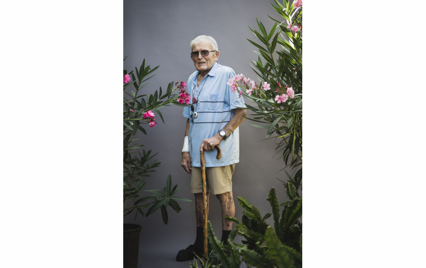 fot. Magdalena Stengel, z cyklu ±100, wyróżnienie w konkursie Zeiss Photography Awards 2020Fotografka eksploruje temat wydłużania się średniej długości życia człowieka w serii humorystycznych portretów ludzi w wieku 90-100 lat.