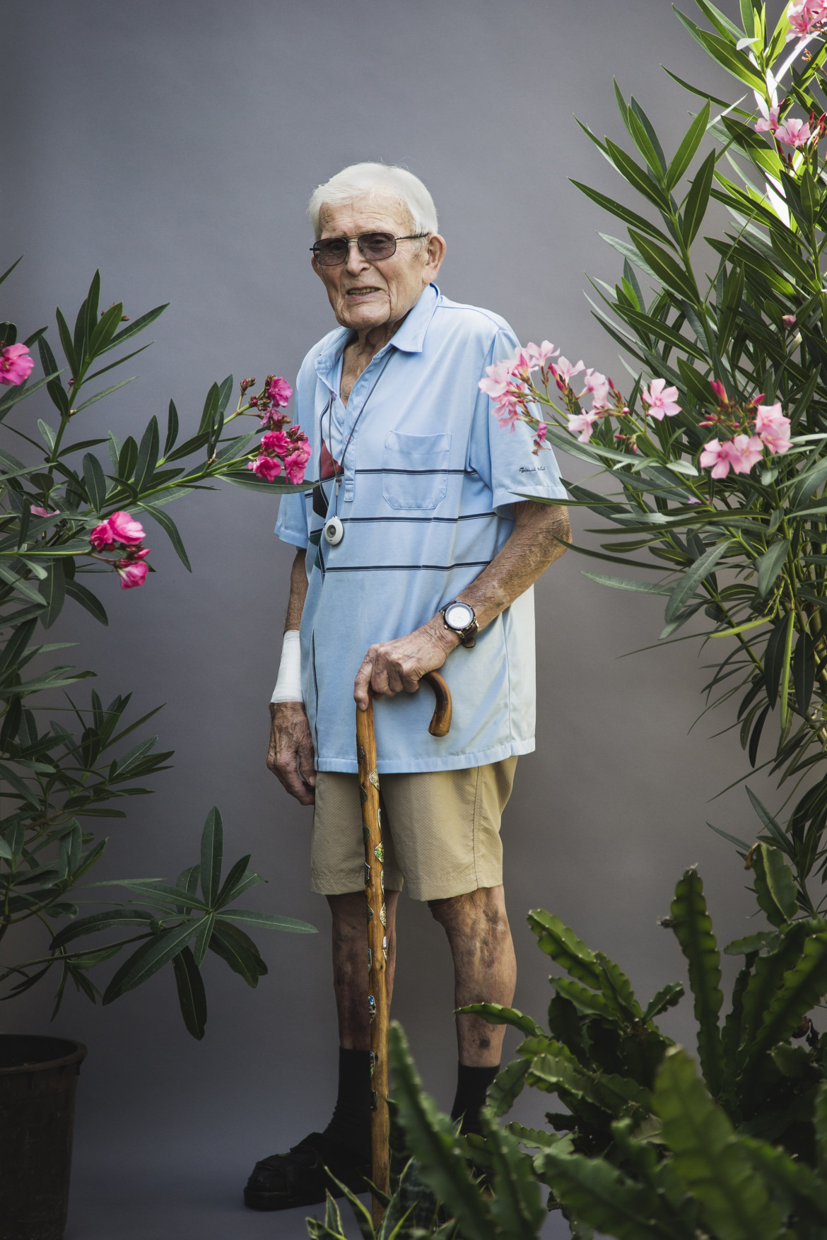 fot. Magdalena Stengel, z cyklu "±100", wyróżnienie w konkursie Zeiss Photography Awards 2020<br></br><br></br>Fotografka eksploruje temat wydłużania się średniej długości życia człowieka w serii humorystycznych portretów ludzi w wieku 90-100 lat.