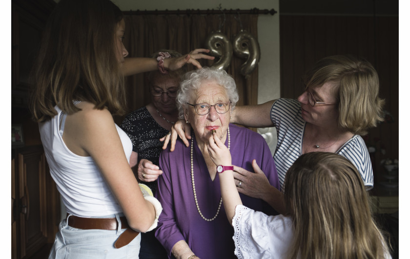 fot. Magdalena Stengel, z cyklu ±100, wyróżnienie w konkursie Zeiss Photography Awards 2020Fotografka eksploruje temat wydłużania się średniej długości życia człowieka w serii humorystycznych portretów ludzi w wieku 90-100 lat.