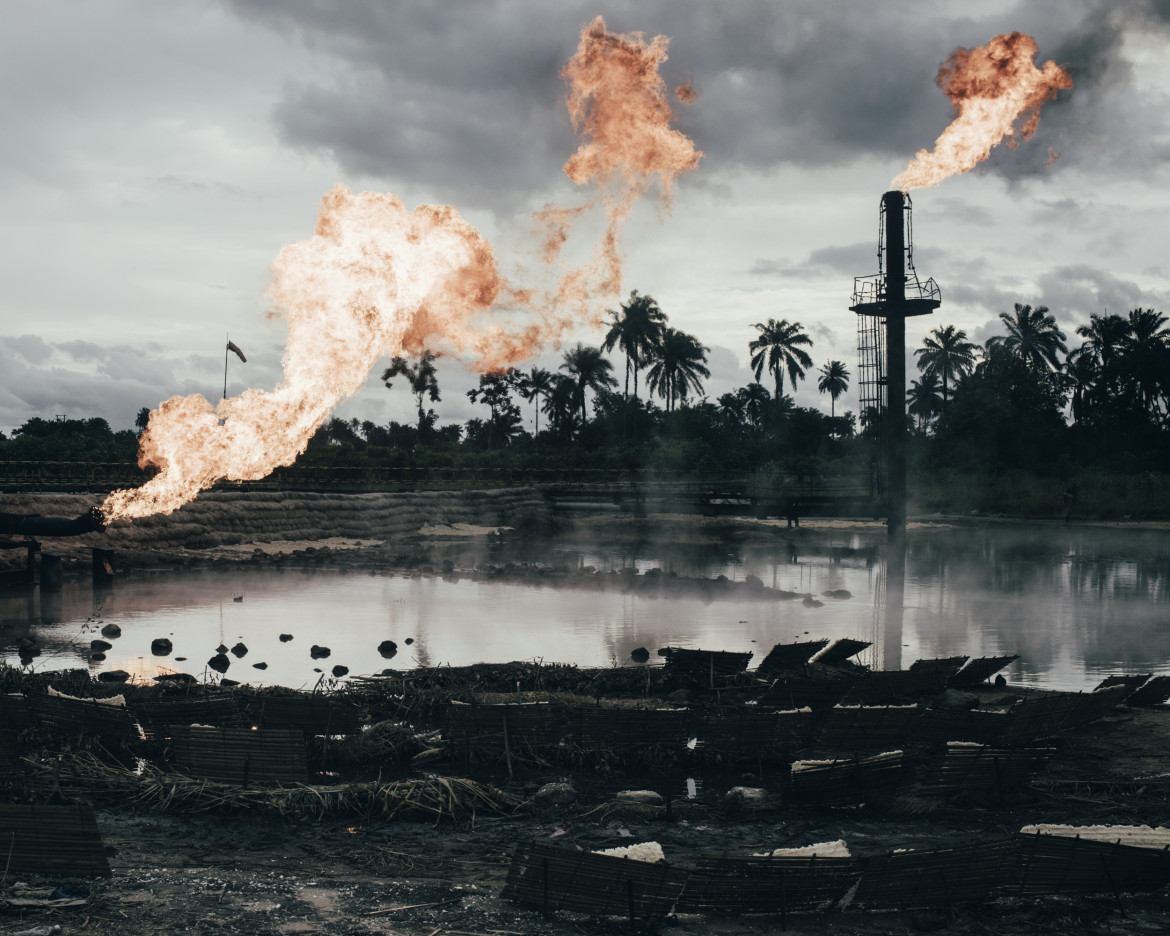 fot. Robin Hinsch, z cyklu "Wahala", wyróżnienie w konkursie Zeiss Photography Awards 2020<br></br><br></br>"Wahala" skupia się na problemie kryzysu środowiskowego spowodowanego wyciekami ropy naftowej i wypalaniem złóż gazu w delcie Nigru.