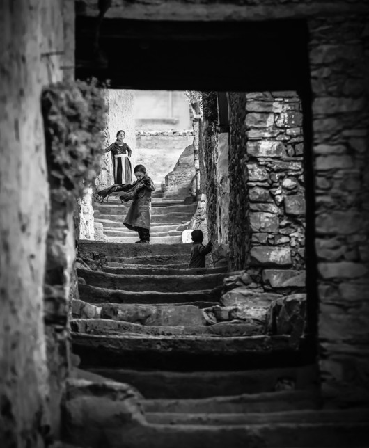 fot. Kazuhito Hirai, 3. miejsce w kat. Documentary & Street / B&W Child 2020